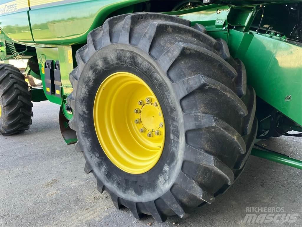 John Deere T560HM 联合收割机