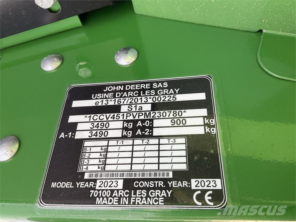 John Deere V451 M 圆捆打捆机