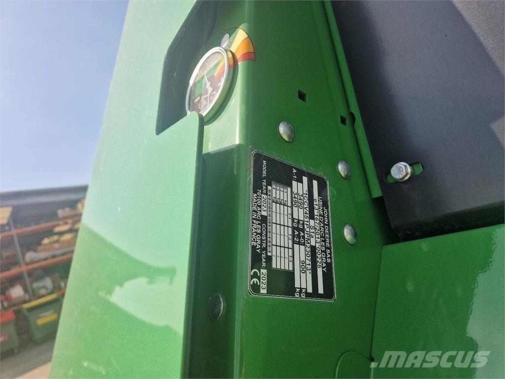 John Deere V451M 圆捆打捆机