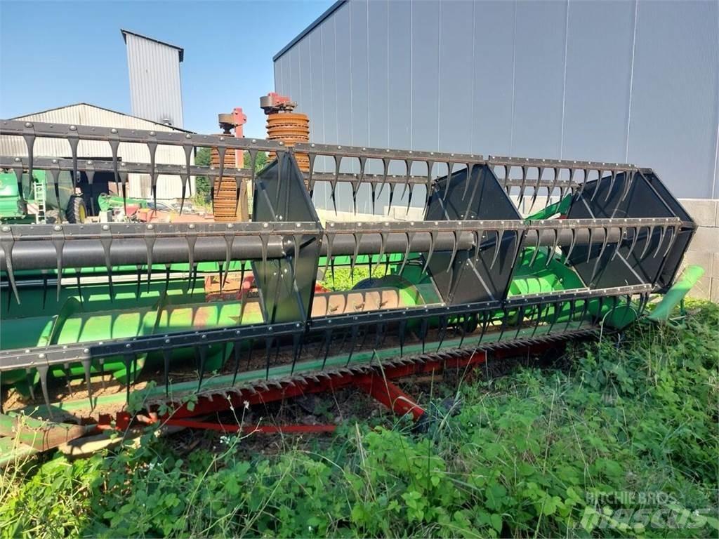 John Deere W440 联合收割机