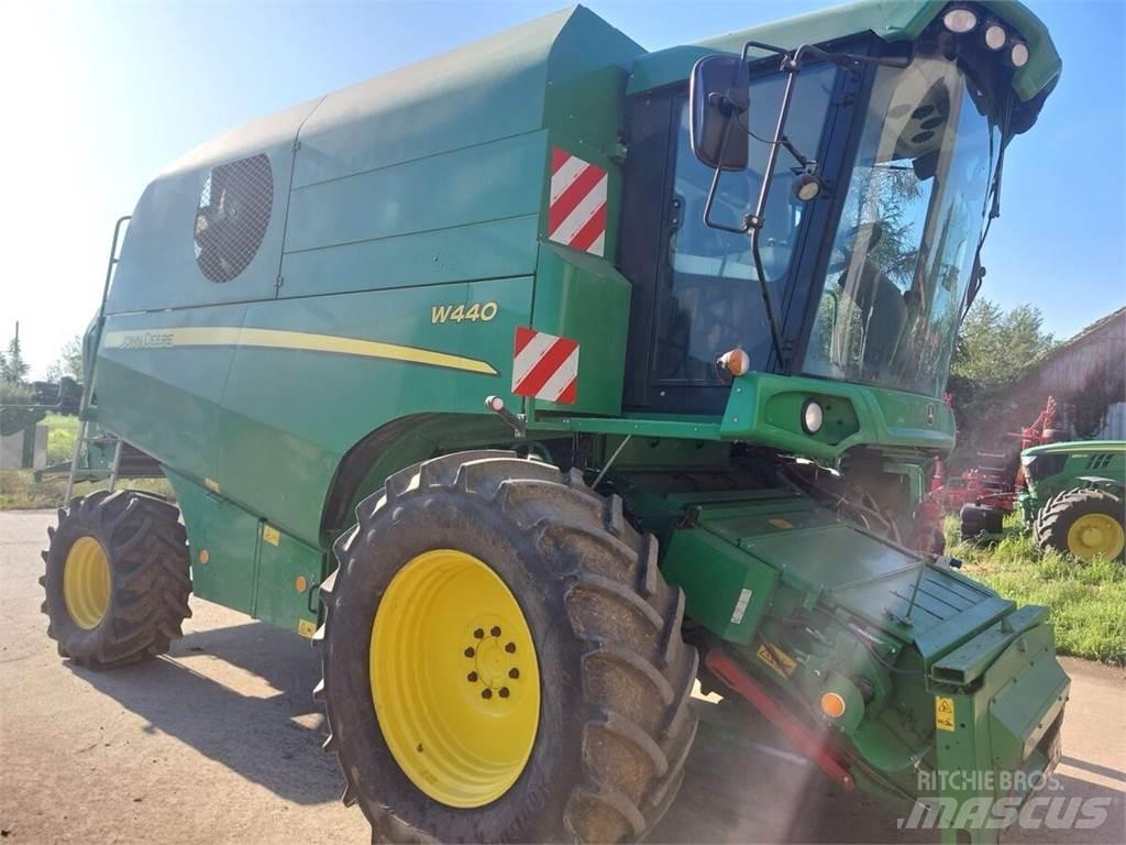 John Deere W440 联合收割机