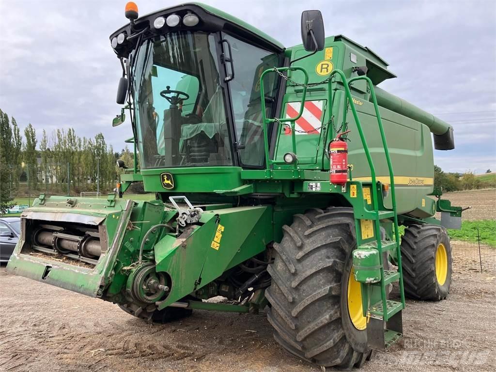 John Deere W660 HM 联合收割机