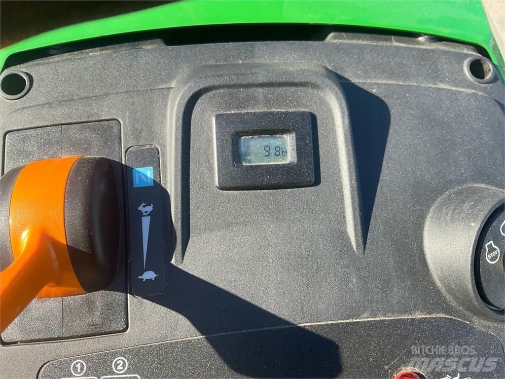 John Deere X167R 路面维护设备-其他