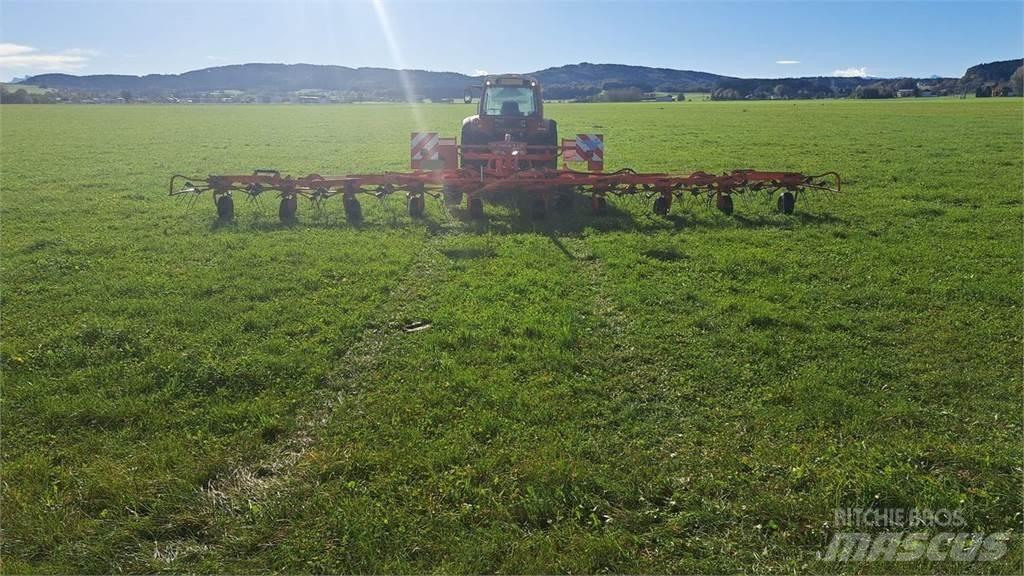 Kuhn GF 10802T 犁耙和摊草机