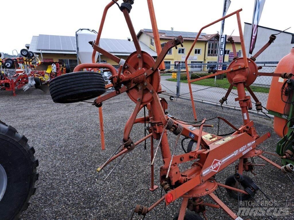 Kuhn GF 4201 MH 犁耙和摊草机