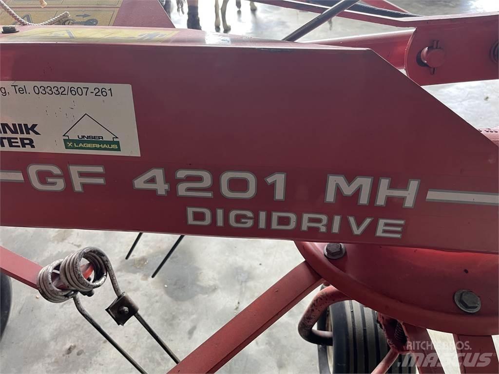 Kuhn GF 4201 MH 犁耙和摊草机