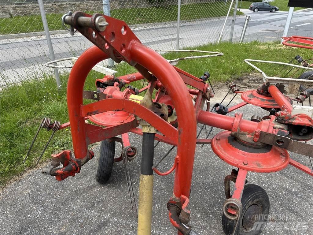 Kuhn GF 440 P 犁耙和摊草机