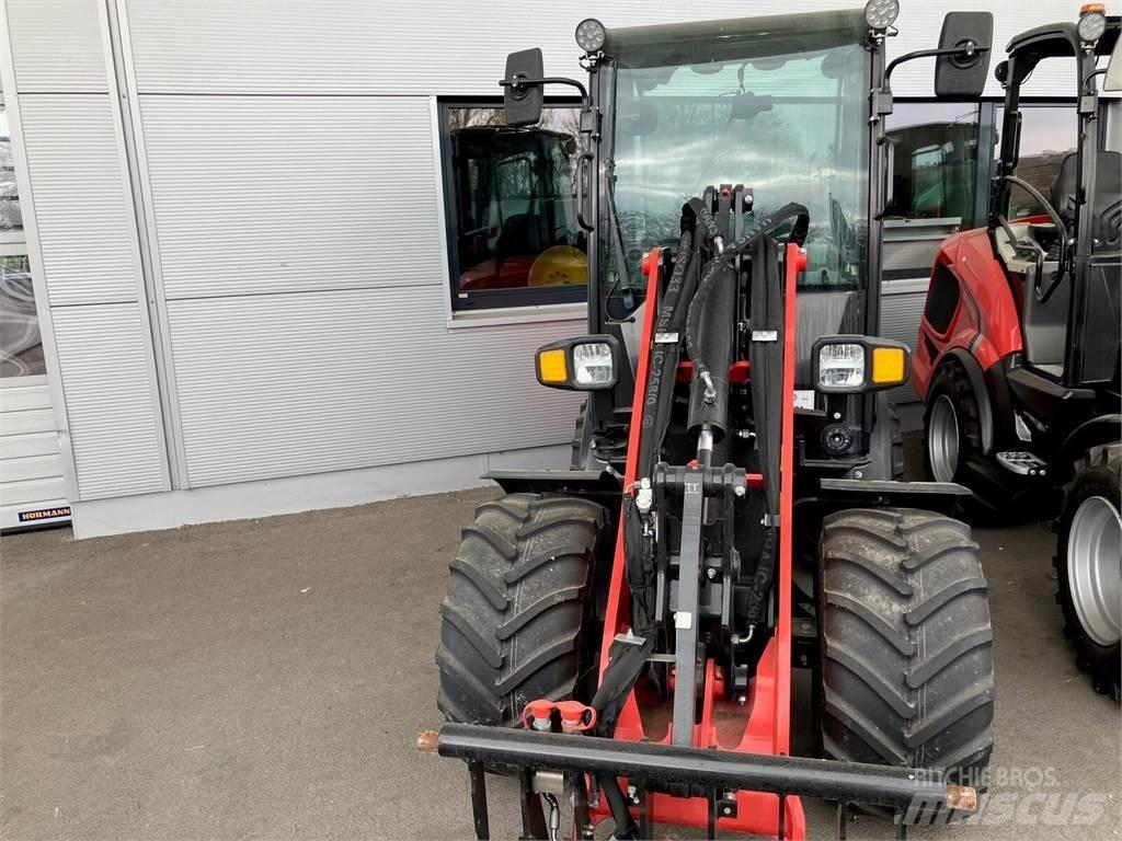 Manitou MLA 4-50 前装载和挖掘机