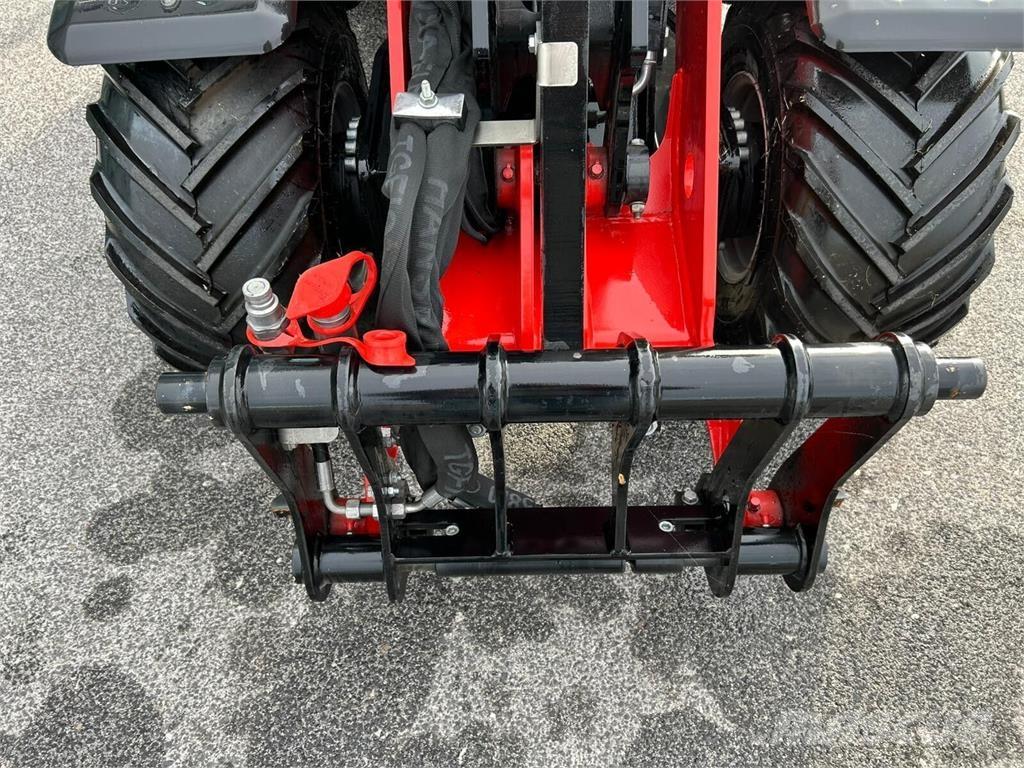 Manitou MLA2-25 前装载和挖掘机