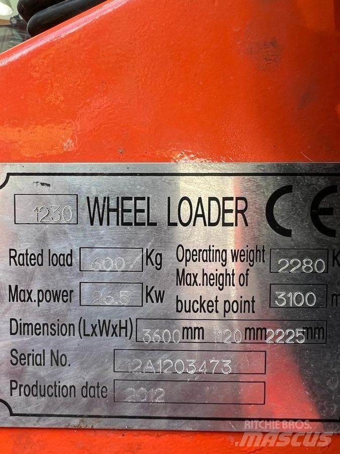 Toyo 840 前装载和挖掘机