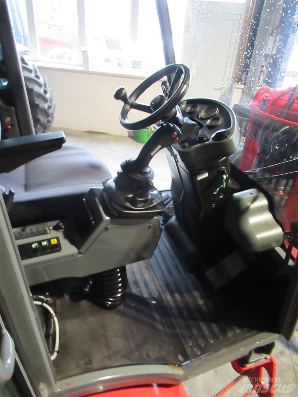 Weidemann 3070 CX60 前装载和挖掘机