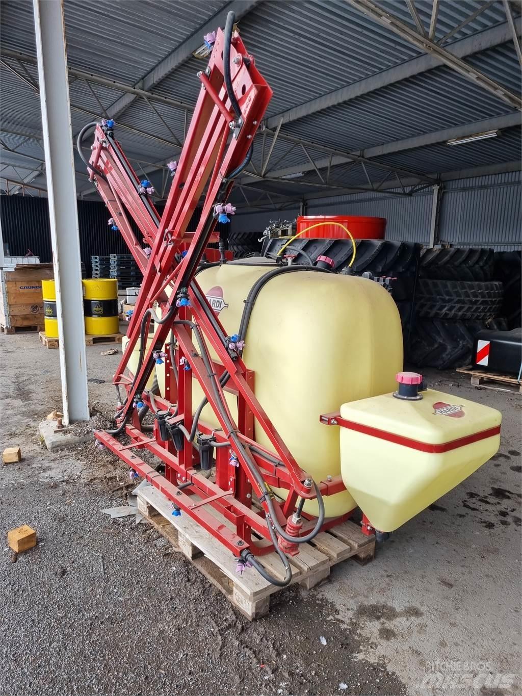 Hardi 800 牵引式喷雾机