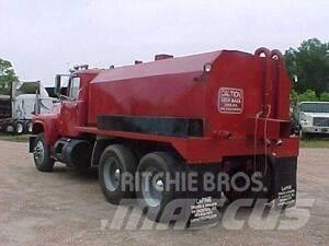 Mack R690ST 水罐车
