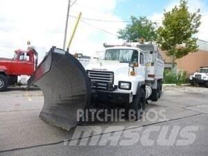 Mack RD688S 推雪机