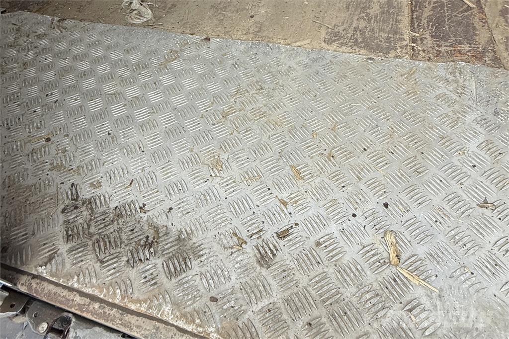 Kel-Berg 34 pl. MEGA 半挂厢式车