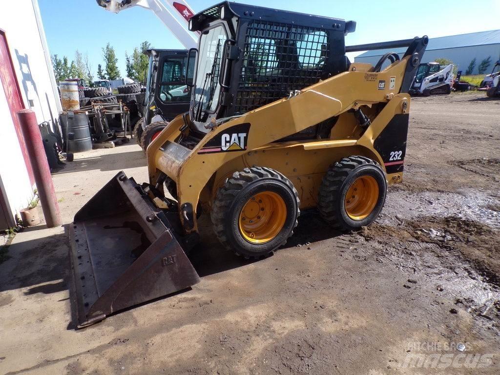 CAT 232 滑移装载机