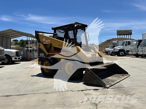 CAT 252B 滑移装载机
