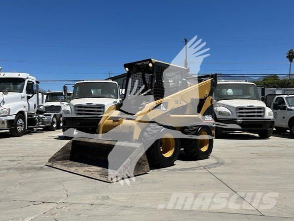 CAT 252B 滑移装载机