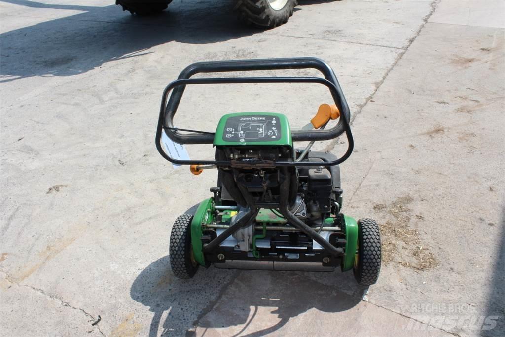 John Deere 220B 手扶式割草机