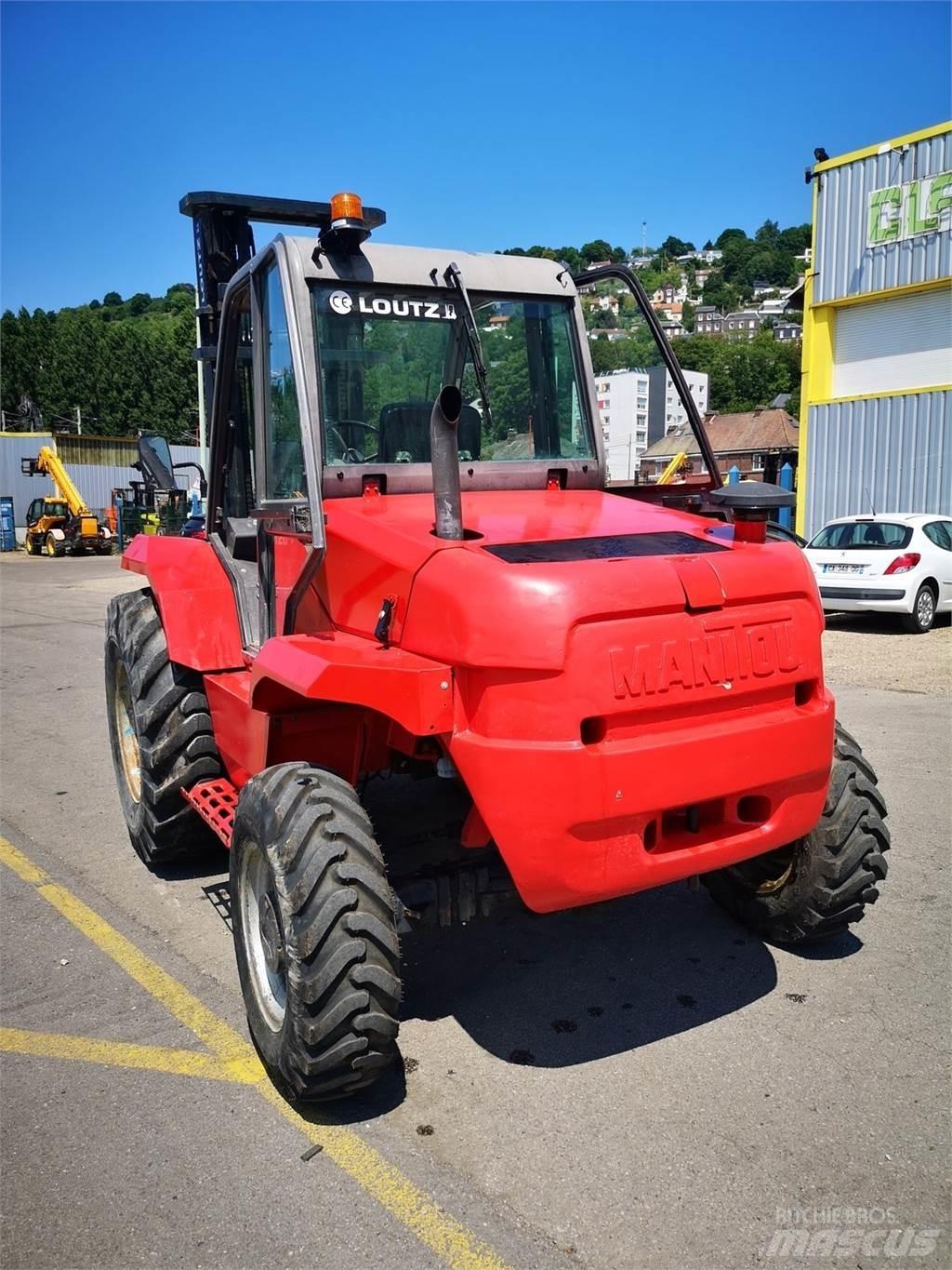 Manitou M26-4 越野叉车|叉装车