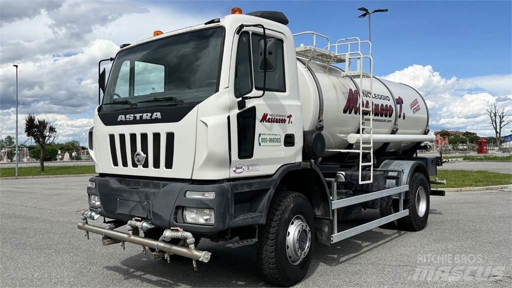 Astra HD8E 44.38 4x4 油罐车