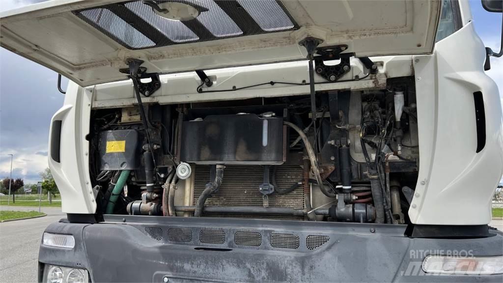 Astra HD8E 44.38 4x4 油罐车