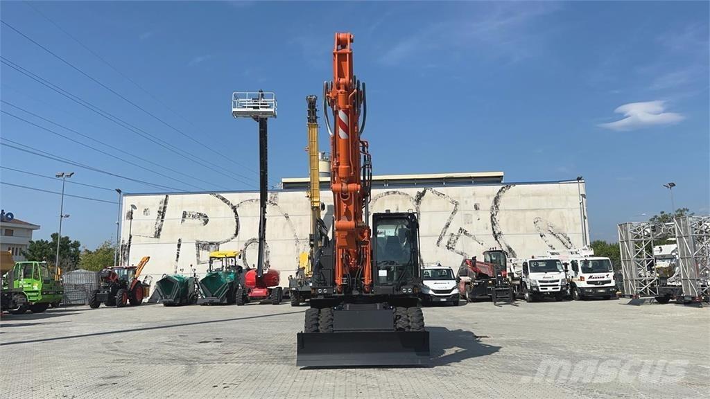 Hitachi ZX220W-7 轮式挖掘机