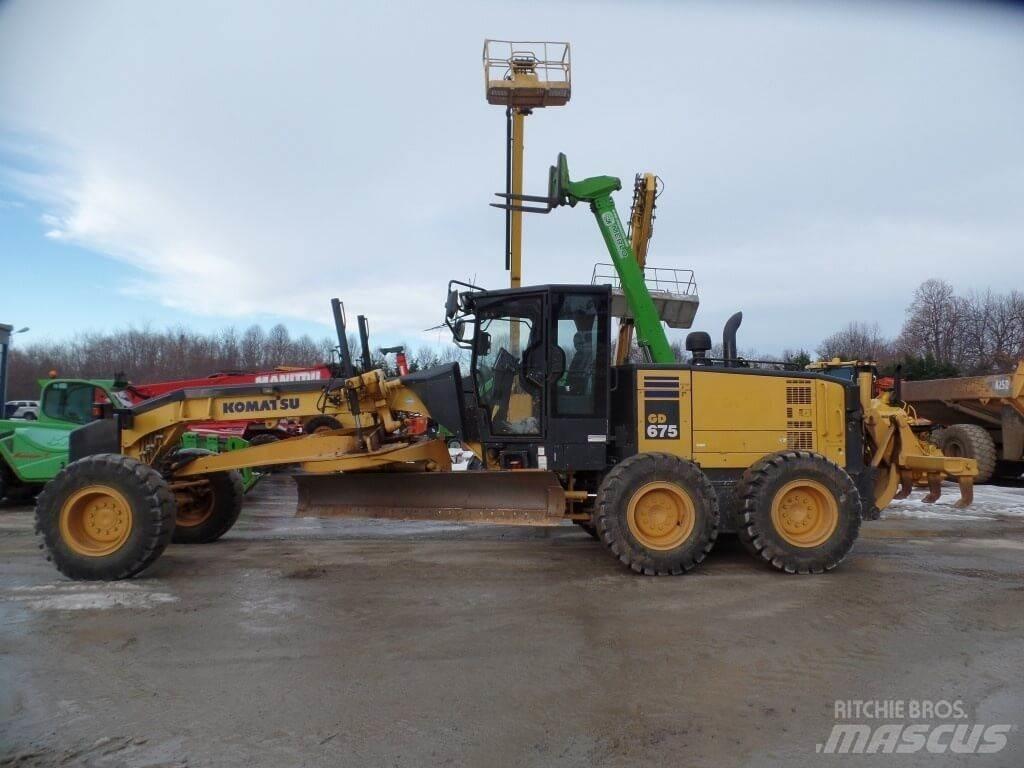 Komatsu GD675-5 履带式推土机