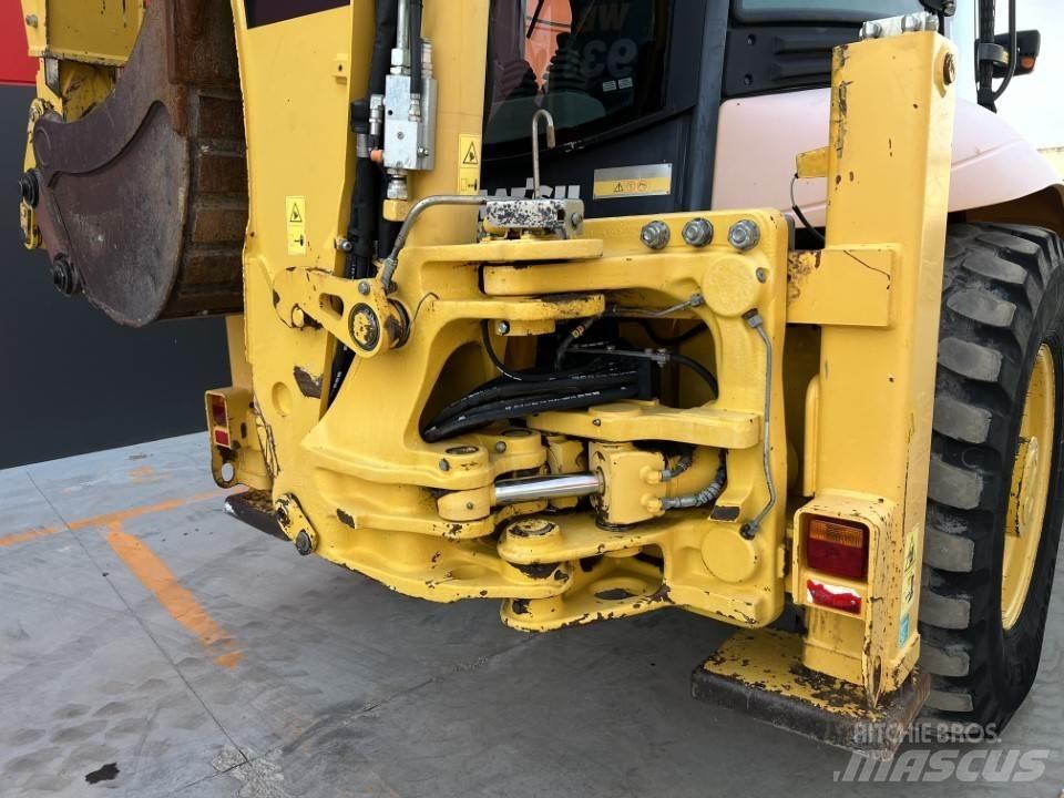 Komatsu WB93S-5E0 反铲装载机