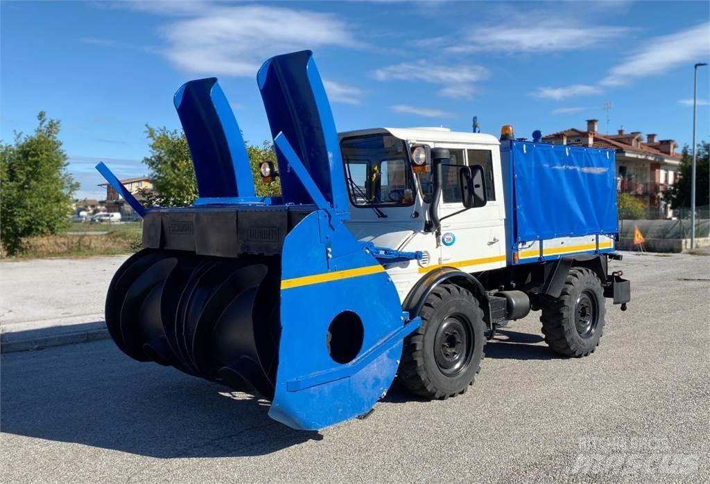Mercedes-Benz UNIMOG 推雪机