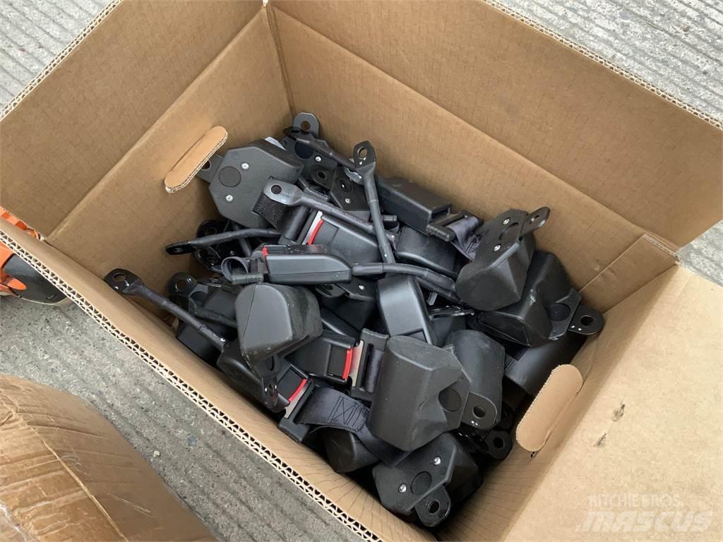  2 Boxes Of Seat Belts 农业机械-其他
