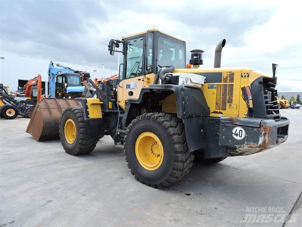 Komatsu WA320 轮式装载机