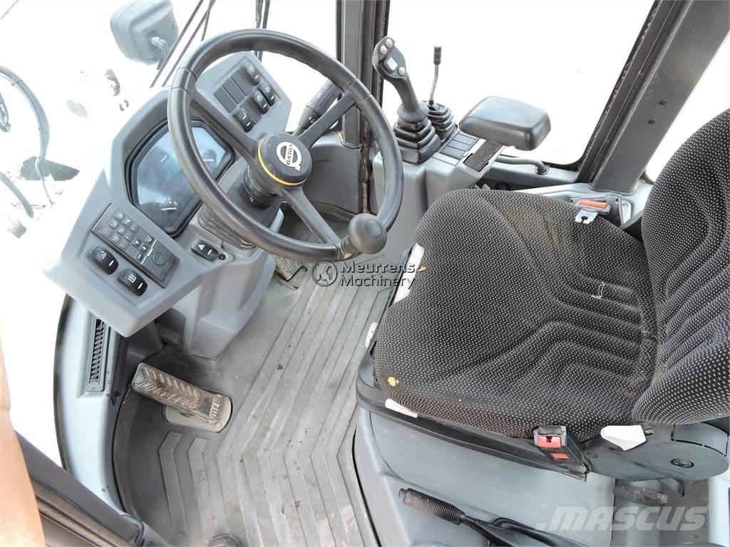 Volvo L30G + FORK 轮式装载机