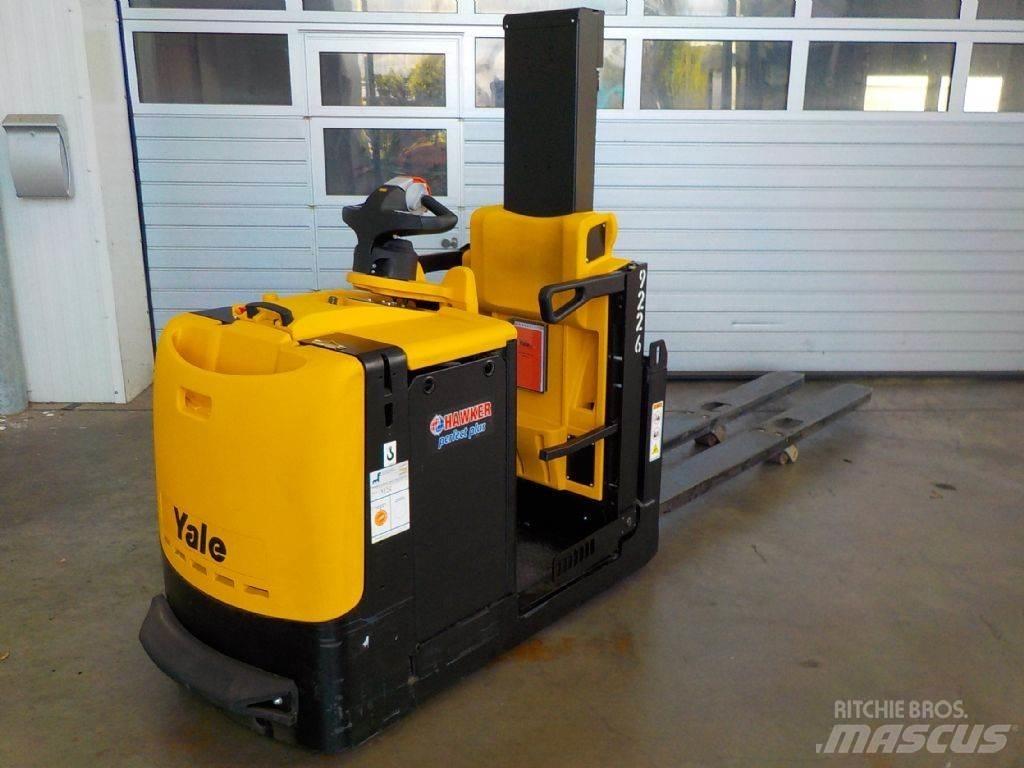 Yale MO25 中端式装载机