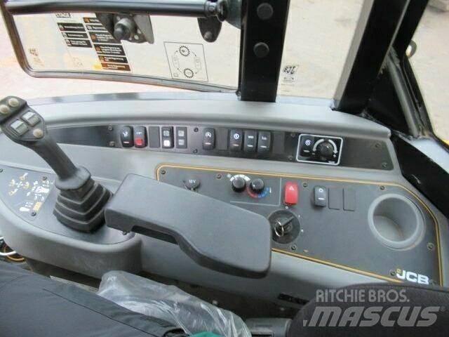 JCB TM220 Agri 前装载和挖掘机