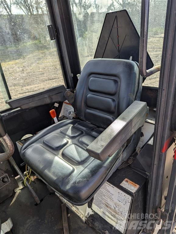 Bobcat X220 小型挖掘机