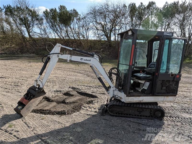 Bobcat X220 小型挖掘机