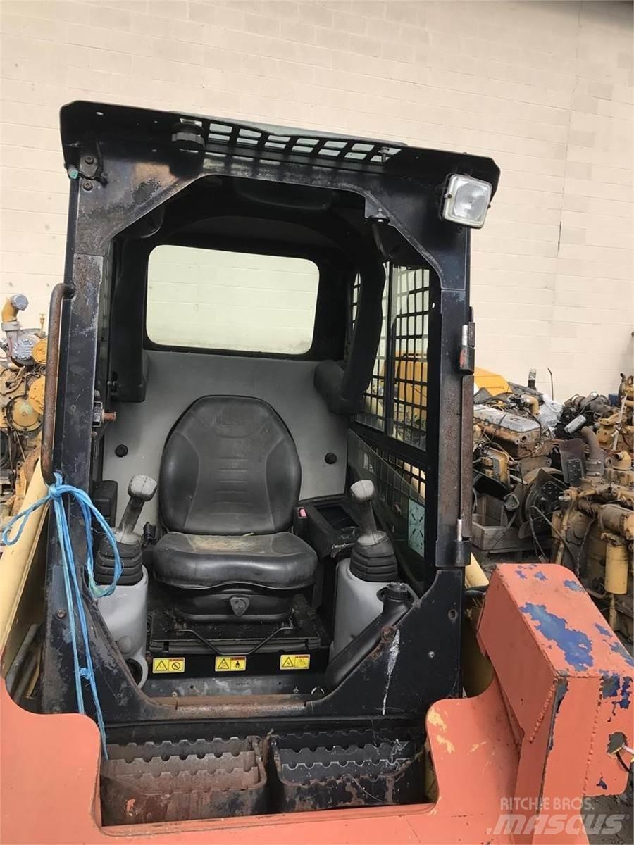 CAT 226B 滑移装载机