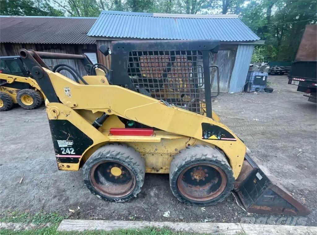 CAT 242 滑移装载机