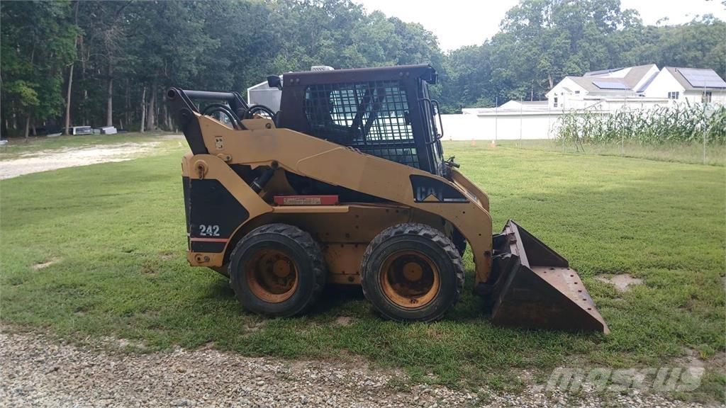 CAT 242 滑移装载机