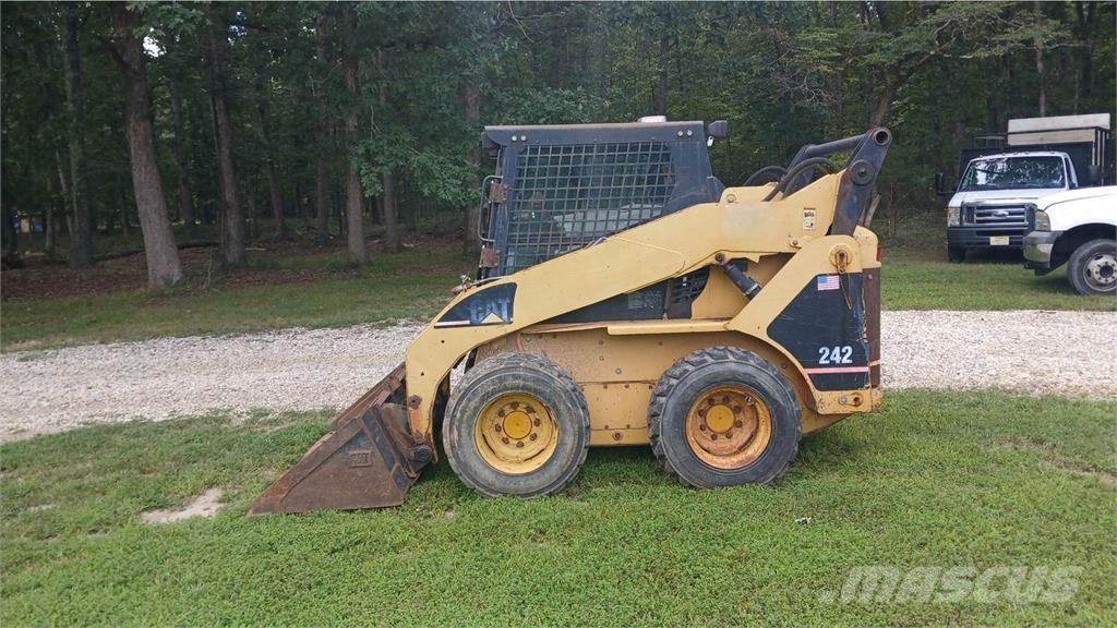 CAT 242 滑移装载机