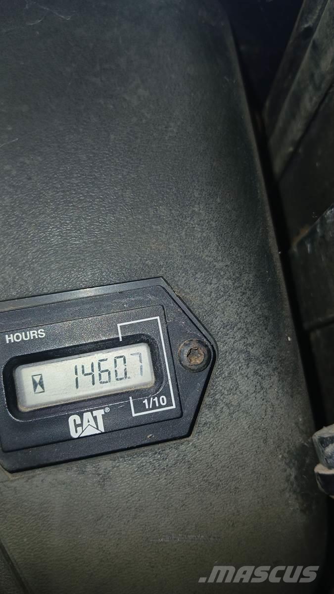 CAT 242 滑移装载机
