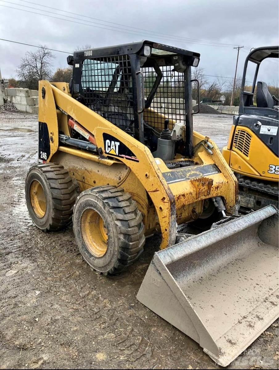 CAT 246 滑移装载机