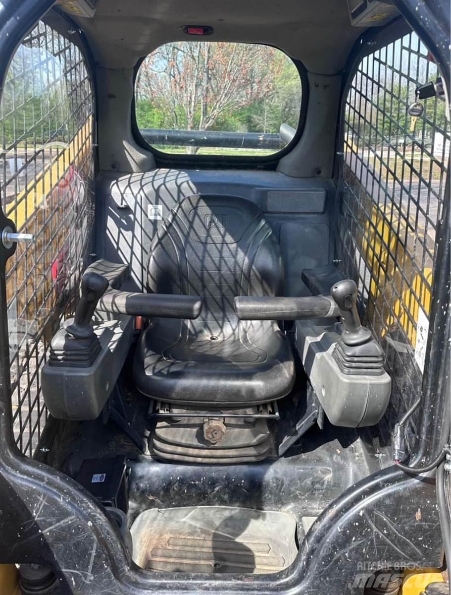 CAT 249D3 滑移装载机