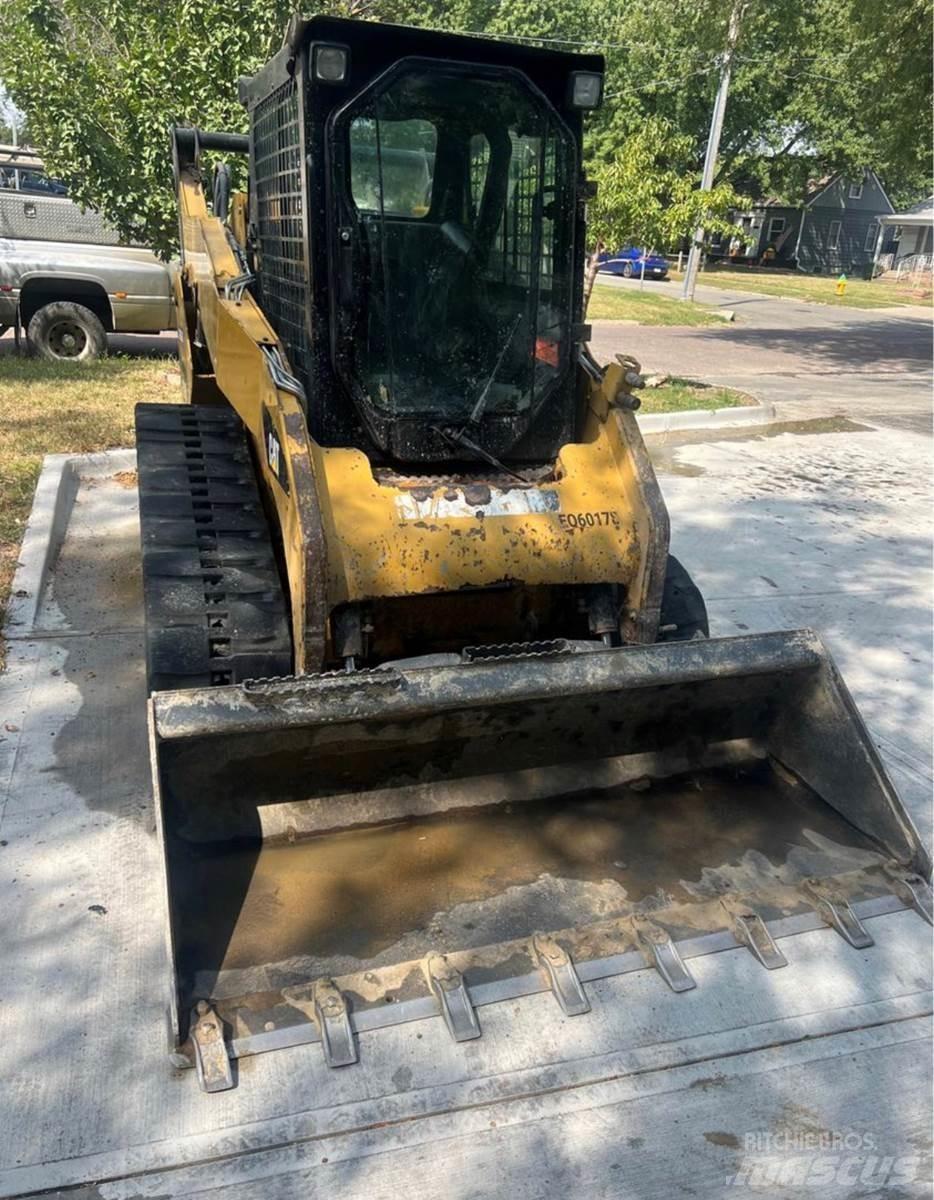 CAT 259B3 滑移装载机