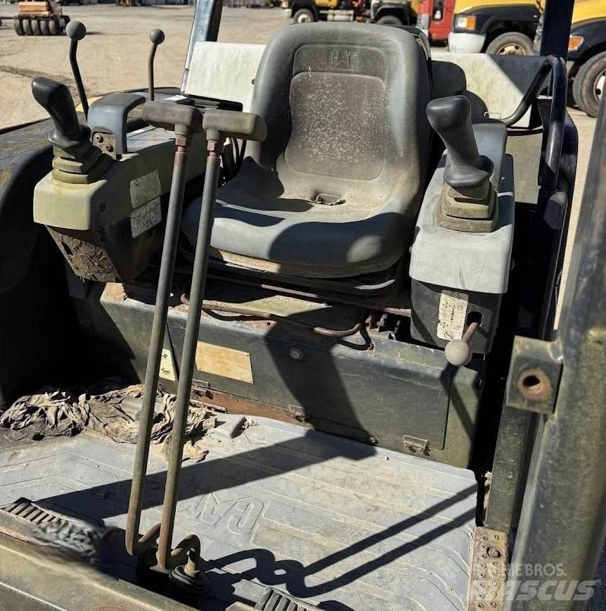 CAT 302.5 小型挖掘机