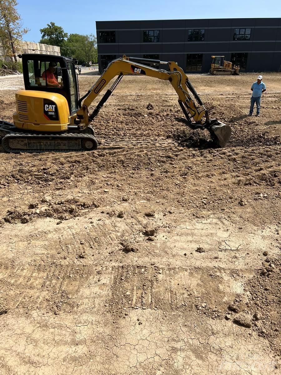 CAT 305 小型挖掘机