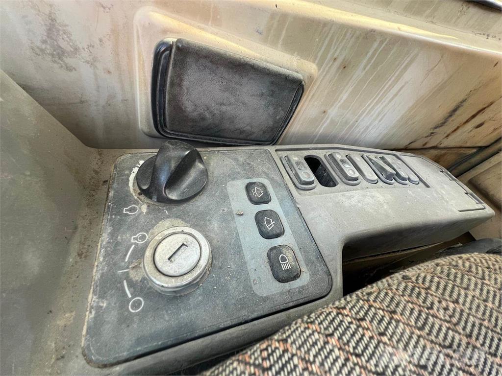 CAT 330BL 履带挖掘机