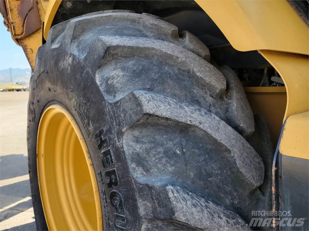 CAT 450F 反铲装载机