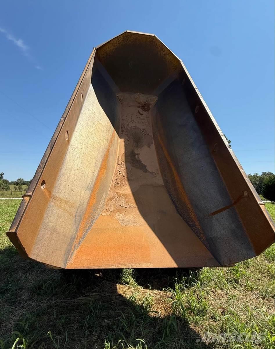 CAT 725 铰接式自卸车